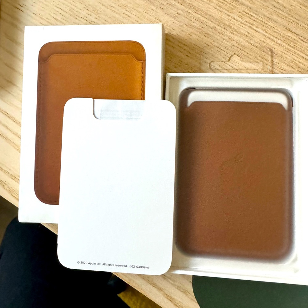 iPhone FineWoven Wallet with MagSafe - Leather brown